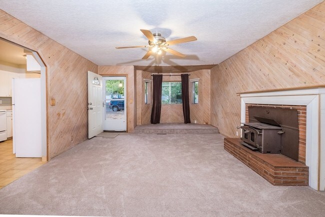 Building Photo - One Level Home close to Pacific University