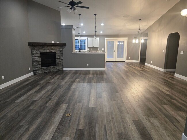 Foto del edificio - 3 bed 2 bath  Home for Rent in Grants Pass