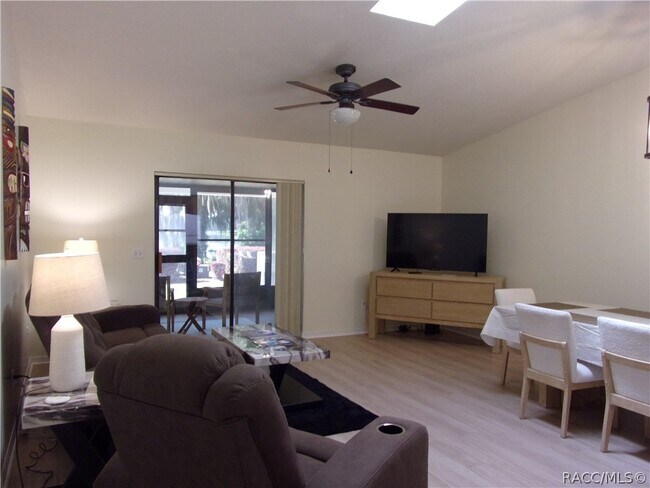 Foto del edificio - 876 Pritchard Island Rd