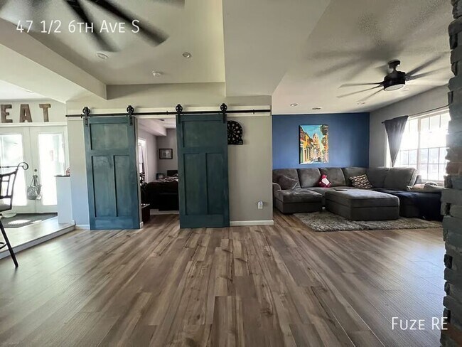Foto del edificio - 47 1/2 6th Ave S-