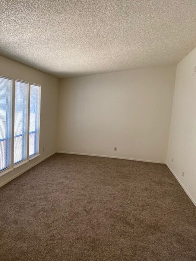 Foto del edificio - 11212 Torrey Pines Dr