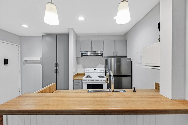 Building Photo - Beautifully updated studio condo at coveted Peninsula Place community in San Bruno