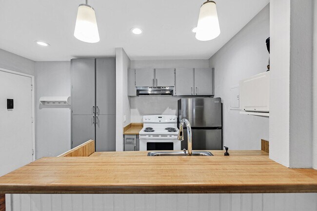 Foto del edificio - Beautifully updated studio condo at coveted Peninsula Place community in San Bruno