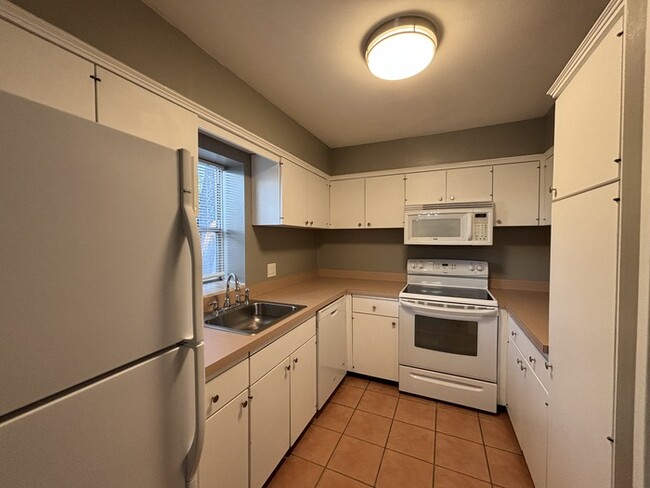 Building Photo - 1 Bed and 1 Bath Condo in the heart of Pra...