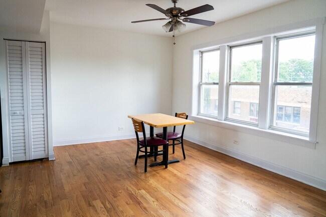 Foto del edificio - Albany Park - 2 Bed / 1 Bath - Central Heat - Dog Friendly