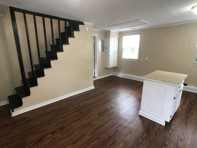 Building Photo - Charming Carriage House near Downtown Savannah