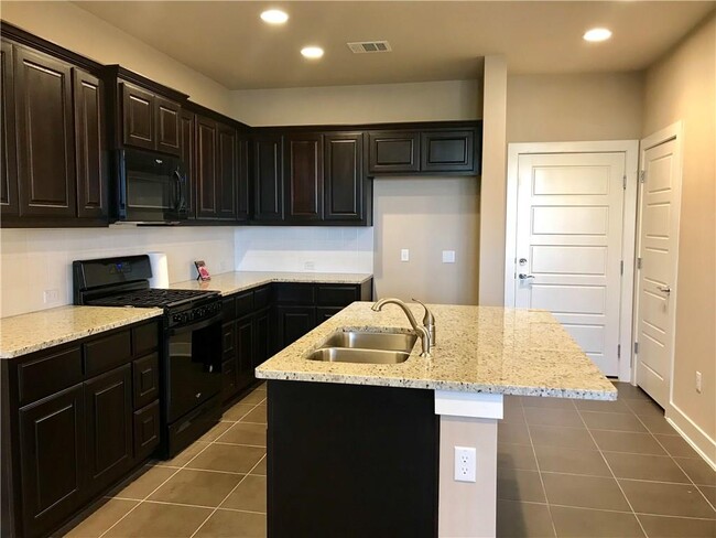 Foto del edificio - 6814 E Riverside Dr