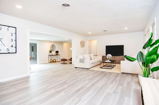 Foto del edificio - 5561 SW 2nd Court