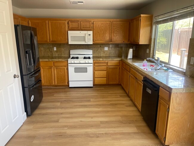 New gas stove, large fridge and new laminated flooring - 3978 Seagull Ct