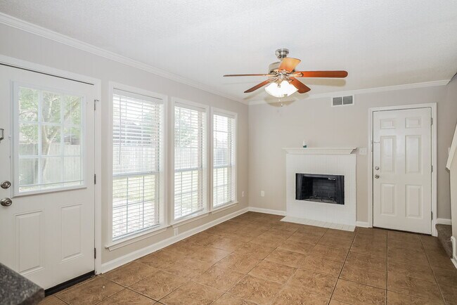 Foto del edificio - 6671 Hidden Fern Ln E