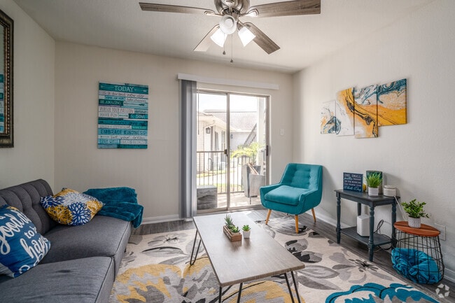 1BR, 1BA - 660SF - Living Room - HollyView