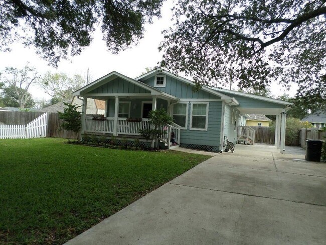 Building Photo - 922 Dollins St