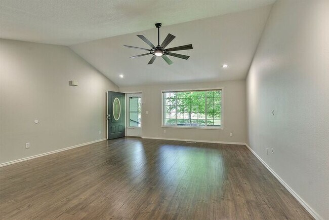 Foto del edificio - Forest Grove Single Level Home with Garage and Extra Flex Space!