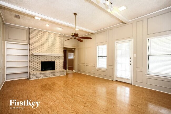 Building Photo - 2405 Honeysuckle Dr