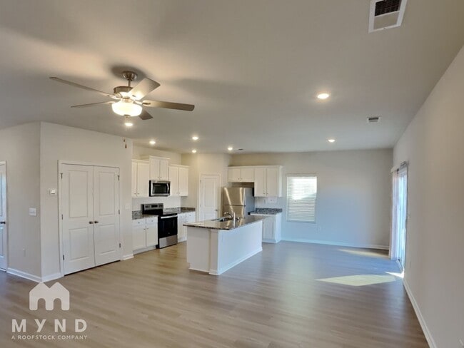 Building Photo - 104 Lightning Dr