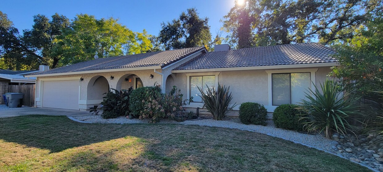 Foto principal - South Redding Home With Peaceful, Park-Lik...