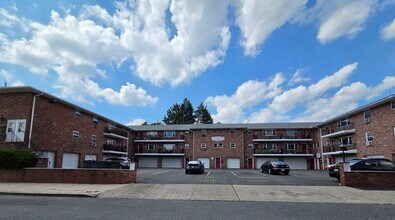 Building Photo - 860 River Dr