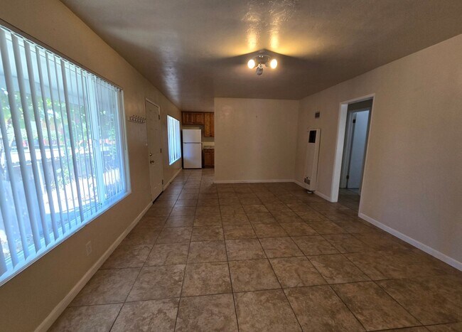 Foto del edificio - Foothill Plaza Apartments