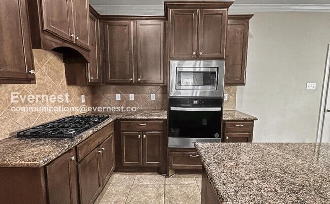 Foto del edificio - 3 Bed, 2 Bath Home with Fenced Yard & Garage / Pet-Friendly / Available Now!