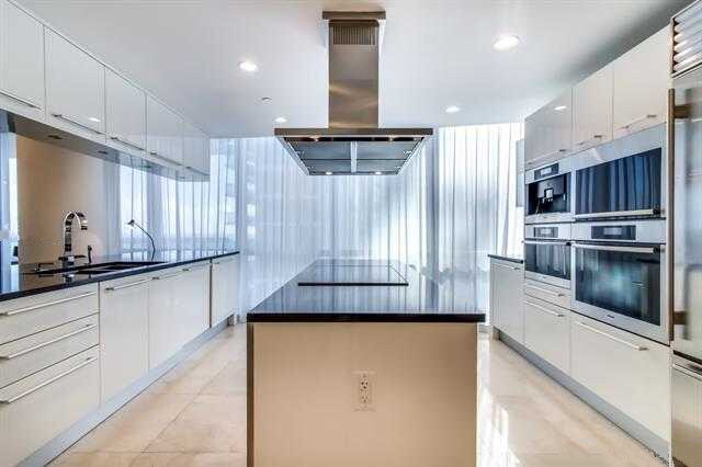 Building Photo - 17121 Collins Ave