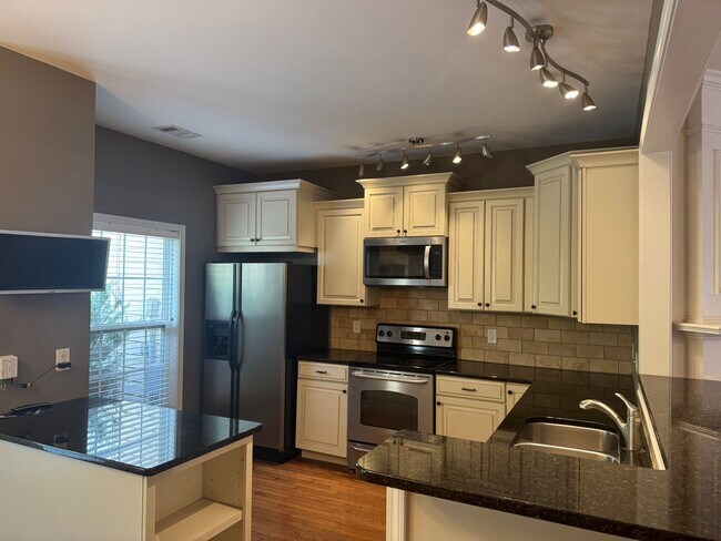 Foto del edificio - 3BR Townhome in Brentwood