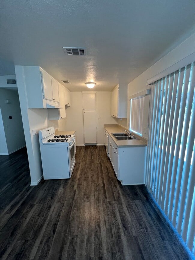 Building Photo - 3 bed 2 bath house New flooring, new kitch...