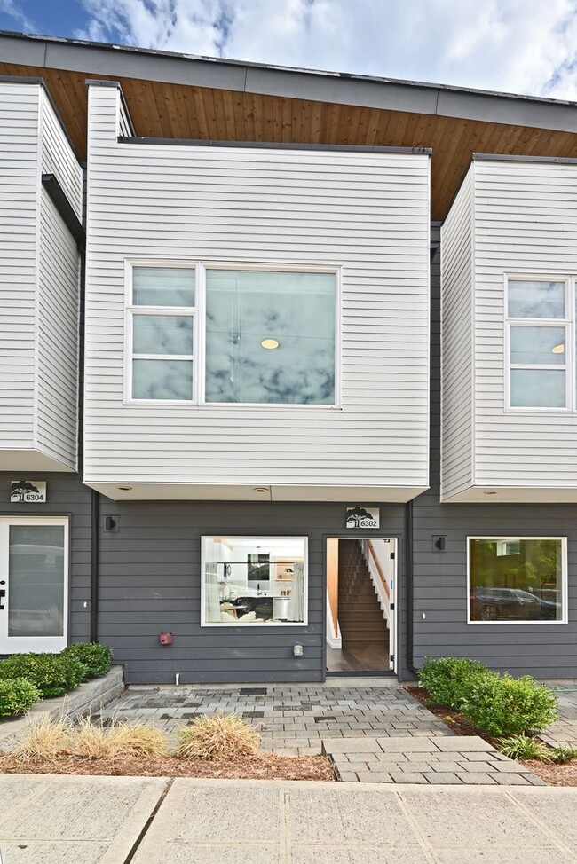 Foto del edificio - Modern 3-Level Townhome (2020) with Private Roof Deck & A/C