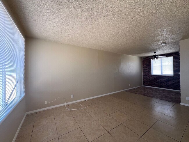 Building Photo - JUST REDUCED RENT!! 3 Bedroom 2 Bathroom H...
