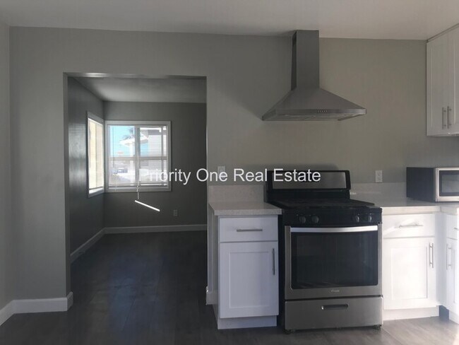 Building Photo - 2 bedroom, 1 bathroom home with garage and...