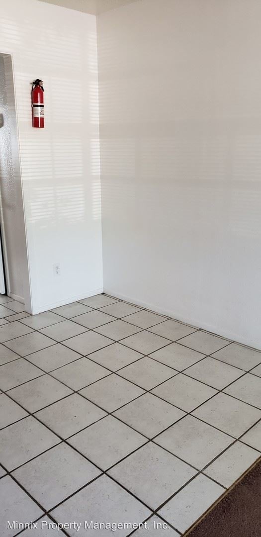 Building Photo - 1 br, 1 bath Apartment - 916 E 17th Street
