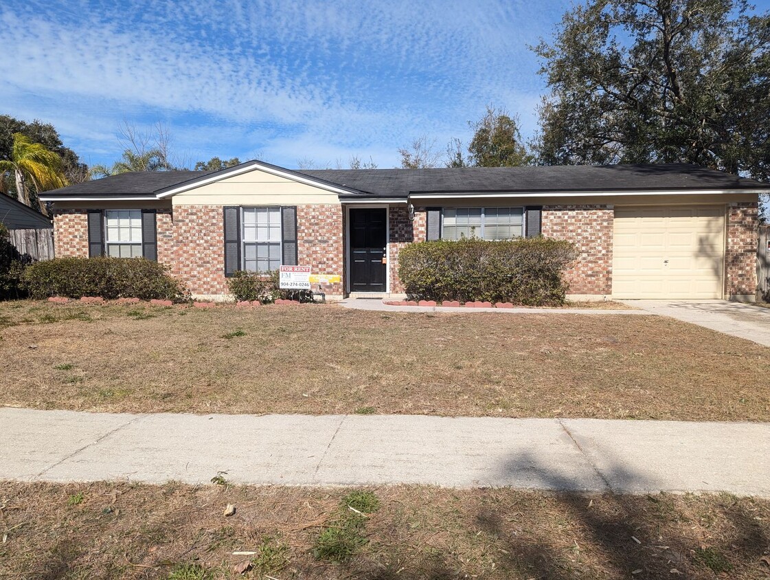 Foto principal - Great 3/2 with screen porch and fenced bac...