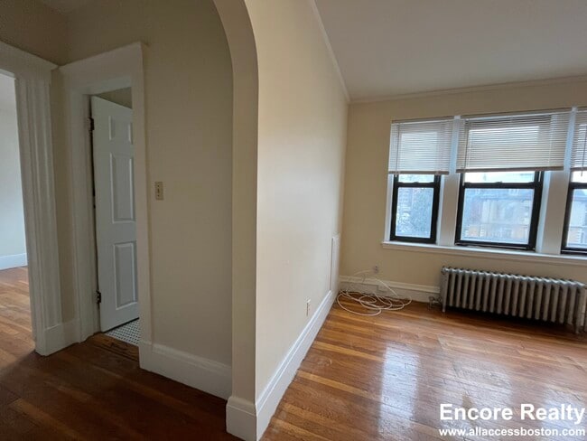 Building Photo - 349 Pleasant St