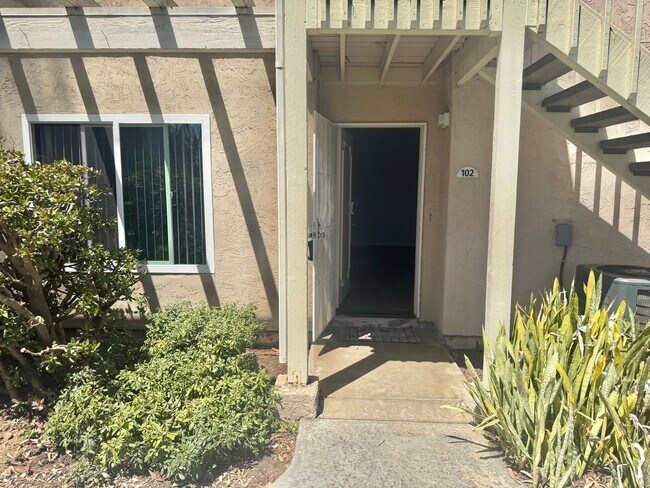 Building Photo - Beautiful 2 bed/2 bath in Vista!