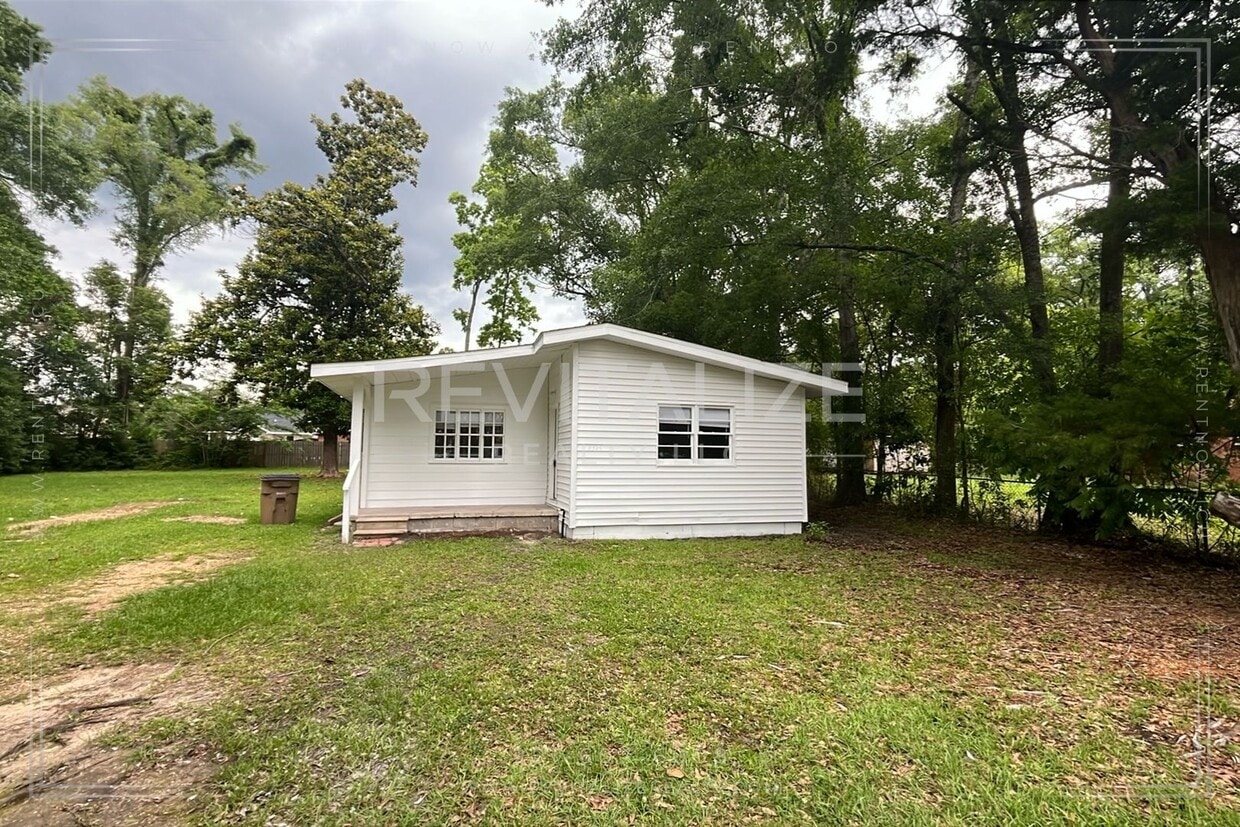Primary Photo - Newly Renovated 3 Bedroom/1 Bathroom Home ...