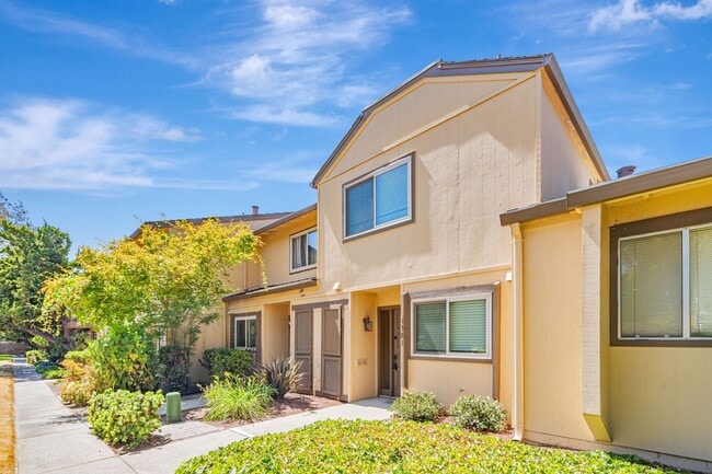 Building Photo - 2 Story Townhome