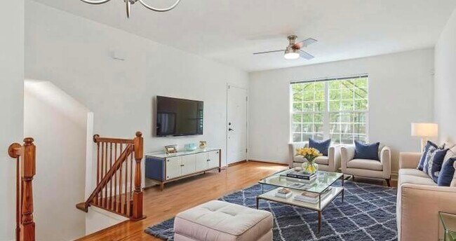 Foto del edificio - 11358 King George Dr