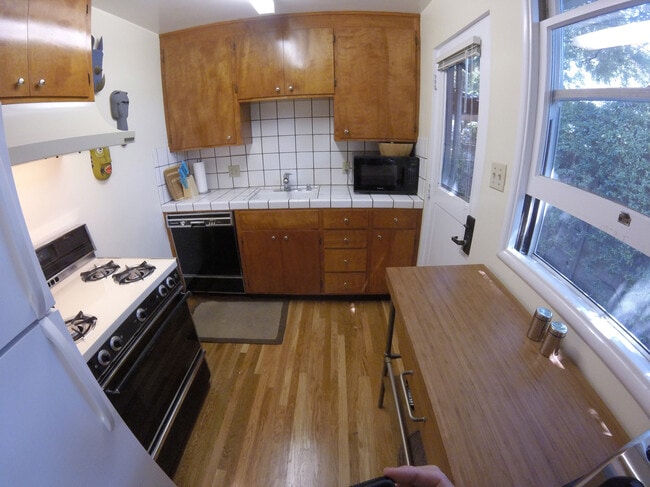 Building Photo - 715 Live Oak Ave