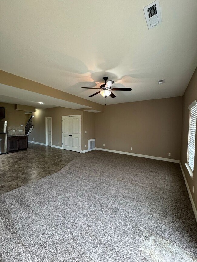Foto del edificio - Spacious 3 Bed 2.5 Bath with Stainless Ste...