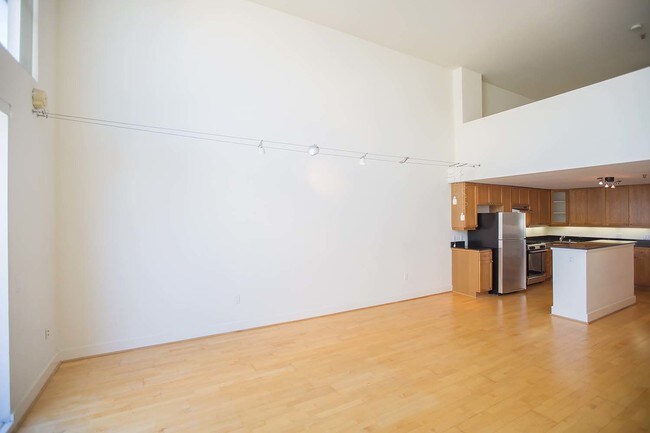 Foto del edificio - Spacious Bi-Level Loft with Balcony in SOMA