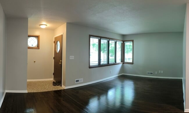 Building Photo - 4441 Unity Avenue North