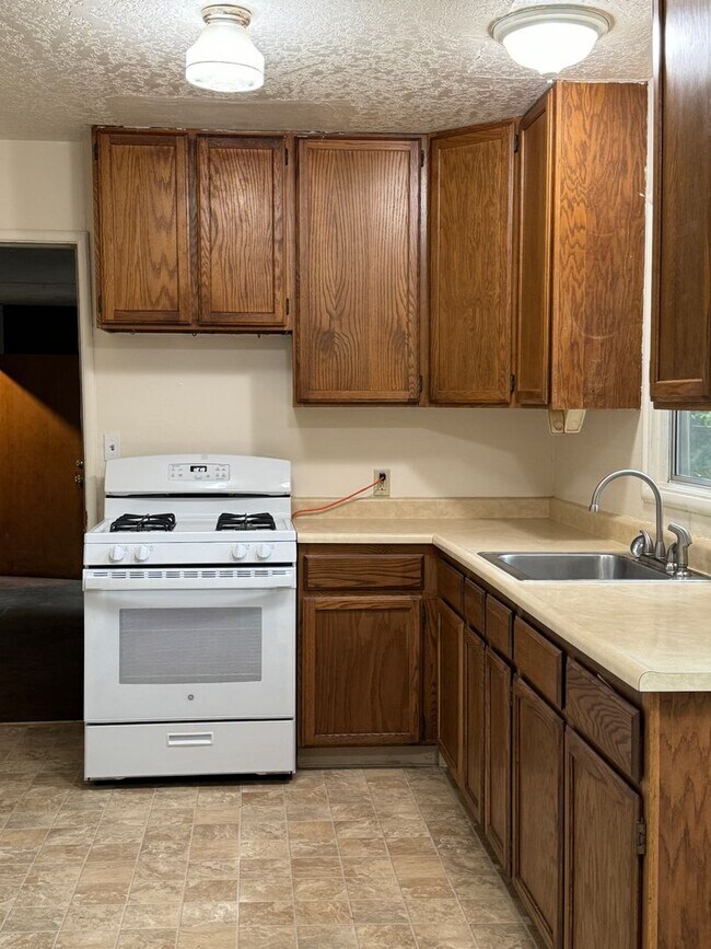 Foto del edificio - 4 bed/1.5 bath House with large backyard