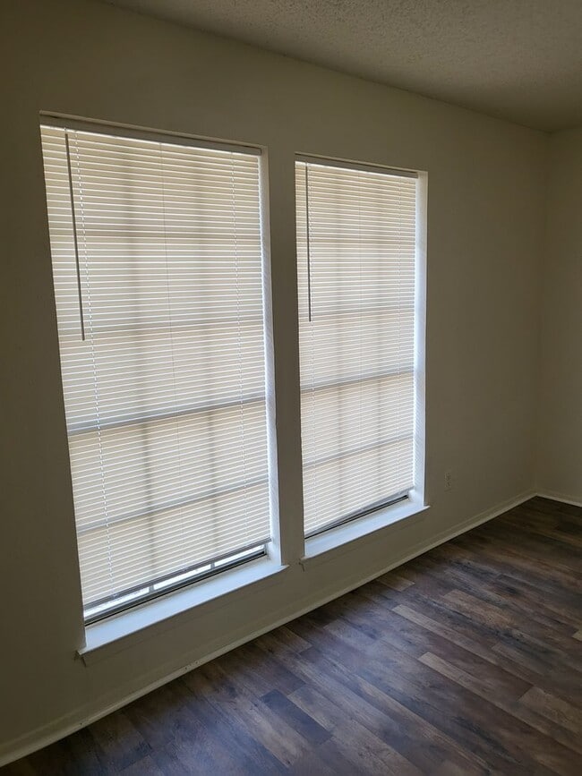 Building Photo - 525 Claire Ct