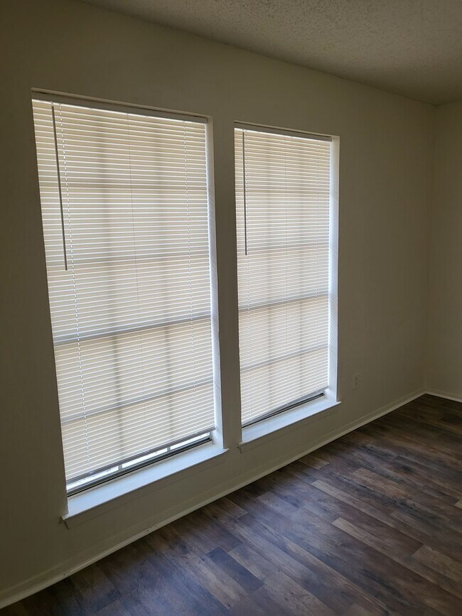 Foto del edificio - 525 Claire Ct