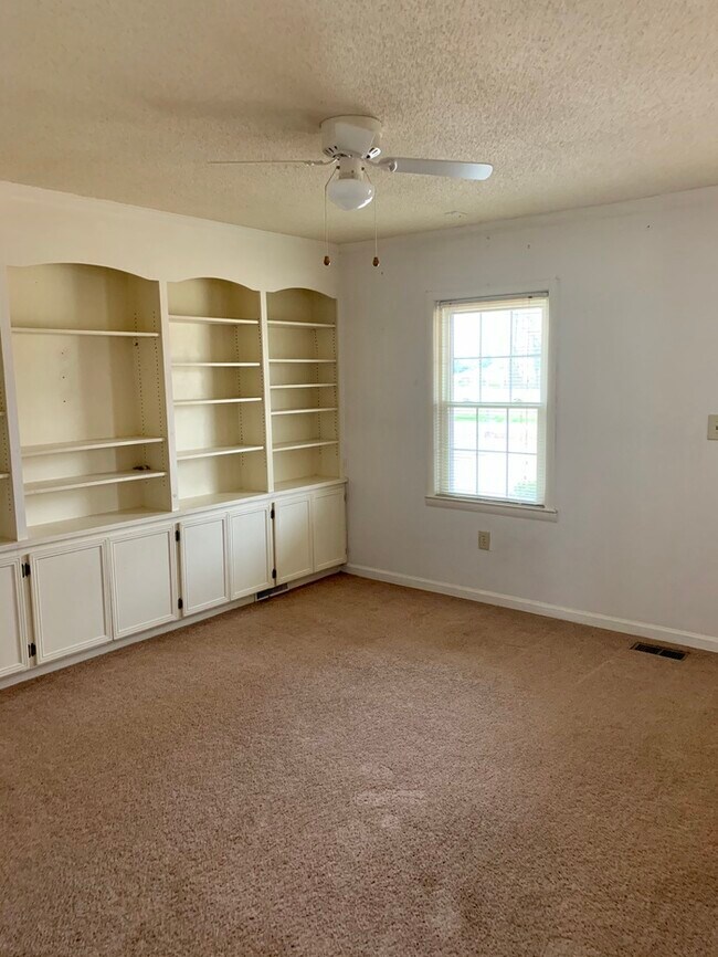 Building Photo - 804 Raynor Rd