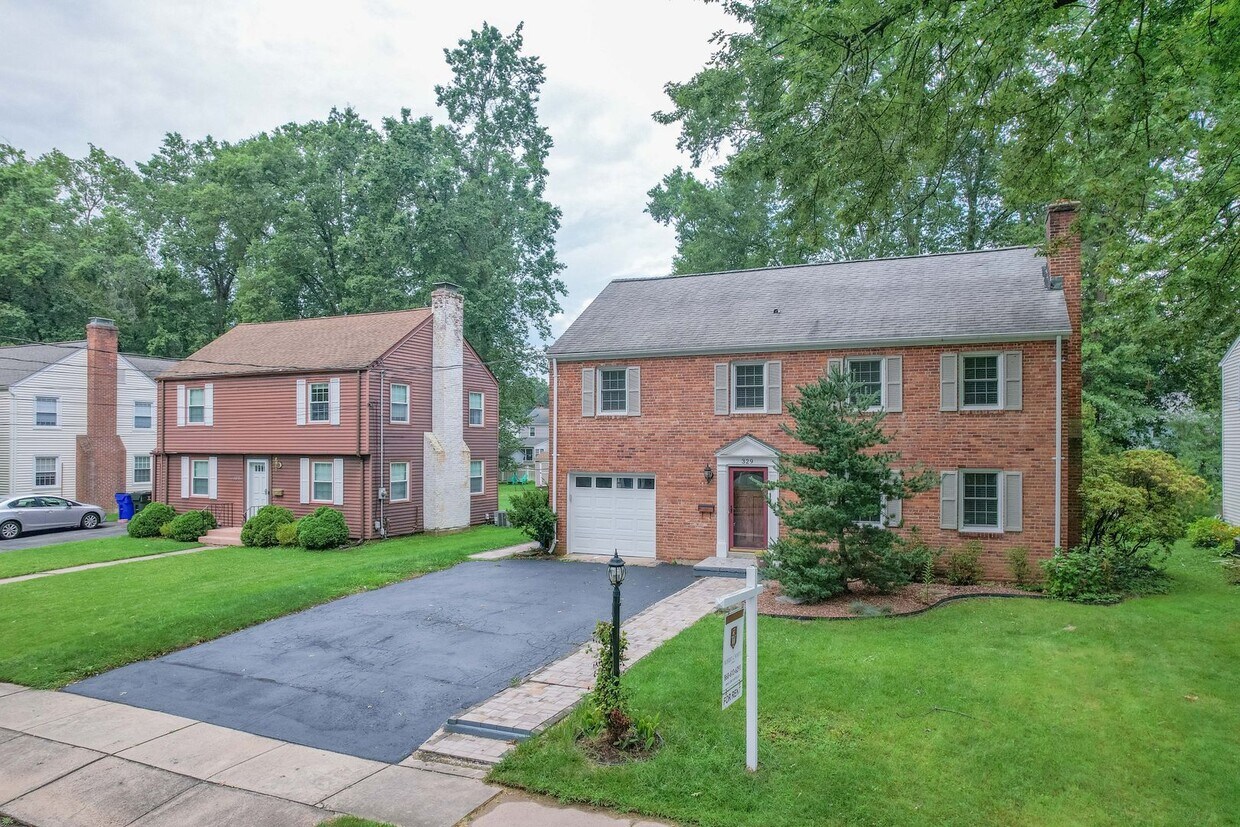 Foto principal - 4 Bedroom 2.5 Bath Colonial in West Hartford