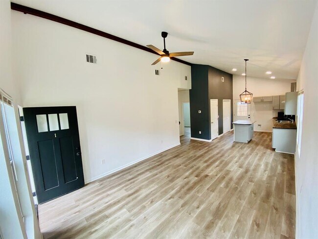 Building Photo - 11119 Slaughter Creek Dr