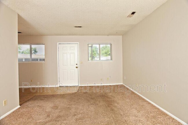 Building Photo - 525 N Dunsworth Ave