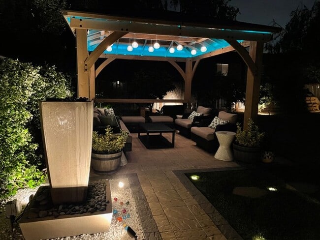 Foto del edificio - Beautiful updated home, Spectacular backyard, perfect for entertaining with built in bbq and outd...