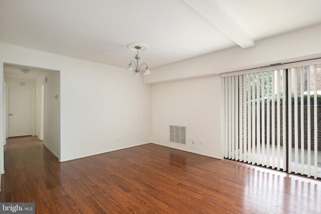Foto del edificio - 7800 Inverton Rd