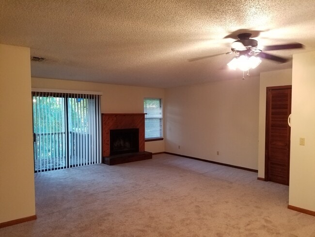 Building Photo - $1395 - 3/2/1 - Great Apartment - Upstairs...